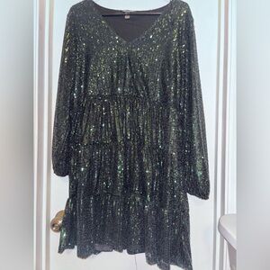 Cable & Gauge Shimmering Green Long Sleeve Dress